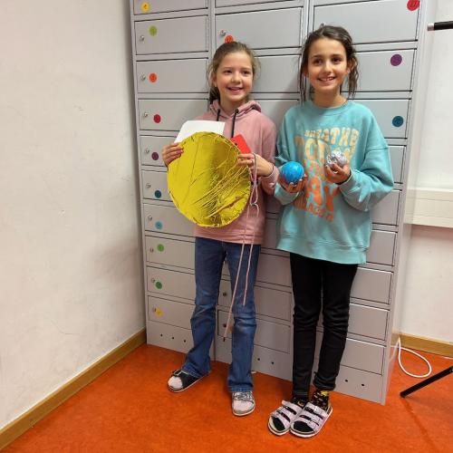 Mädls aus der 1A bereiten sich auf den Dreh zum Video "Die Jahreszeiten" vor.