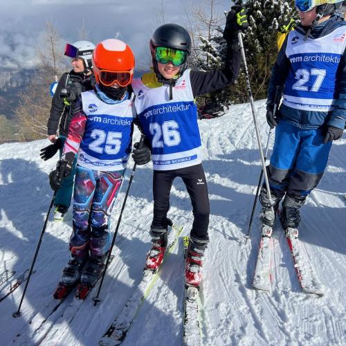 Das Paulinum holt bei den Schwazer Pflichtschulmeisterschaften den Wanderpokal.