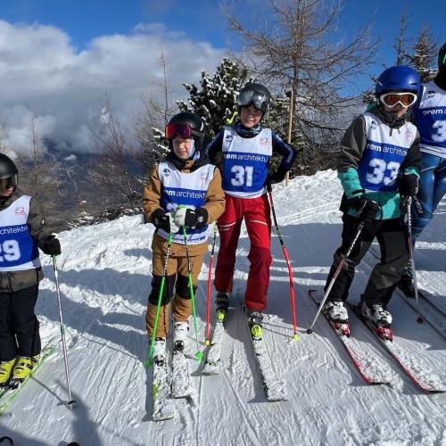 Das Paulinum holt bei den Schwazer Pflichtschulmeisterschaften den Wanderpokal.