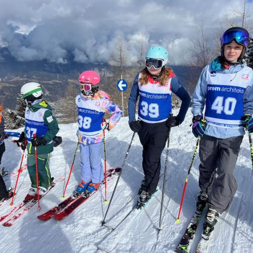 Das Paulinum holt bei den Schwazer Pflichtschulmeisterschaften den Wanderpokal.