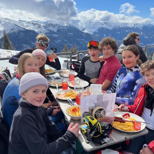 Das Paulinum holt bei den Schwazer Pflichtschulmeisterschaften den Wanderpokal.