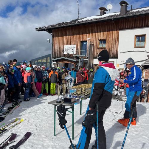 Das Paulinum holt bei den Schwazer Pflichtschulmeisterschaften den Wanderpokal.