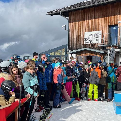 Das Paulinum holt bei den Schwazer Pflichtschulmeisterschaften den Wanderpokal.