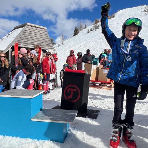 Das Paulinum holt bei den Schwazer Pflichtschulmeisterschaften den Wanderpokal.