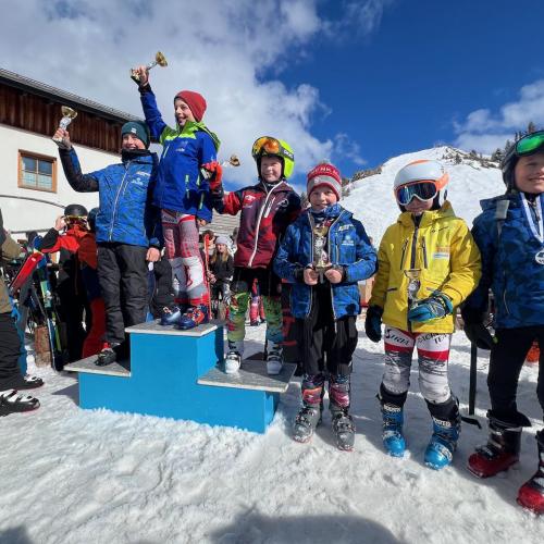 Das Paulinum holt bei den Schwazer Pflichtschulmeisterschaften den Wanderpokal.