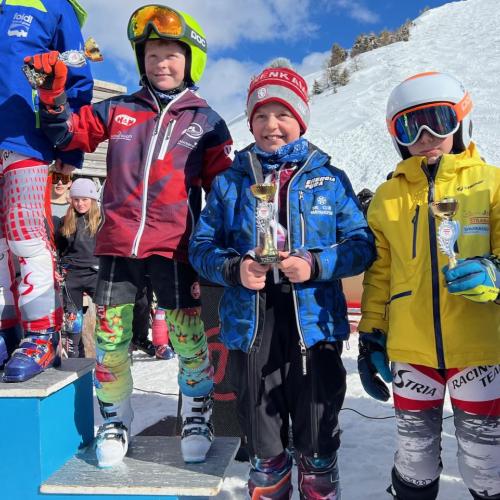 Das Paulinum holt bei den Schwazer Pflichtschulmeisterschaften den Wanderpokal.