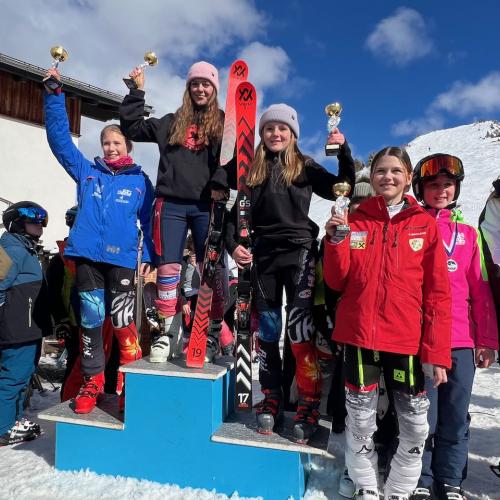 Das Paulinum holt bei den Schwazer Pflichtschulmeisterschaften den Wanderpokal.