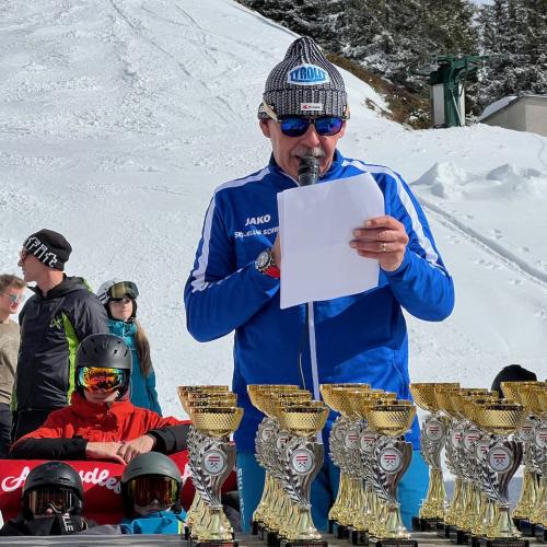 Das Paulinum holt bei den Schwazer Pflichtschulmeisterschaften den Wanderpokal.