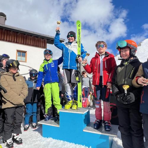 Das Paulinum holt bei den Schwazer Pflichtschulmeisterschaften den Wanderpokal.