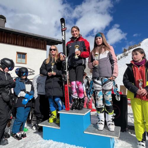 Das Paulinum holt bei den Schwazer Pflichtschulmeisterschaften den Wanderpokal.