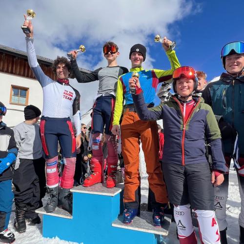 Das Paulinum holt bei den Schwazer Pflichtschulmeisterschaften den Wanderpokal.