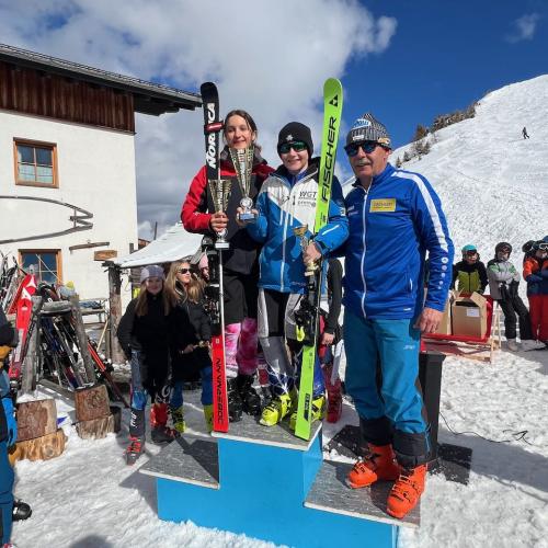 Das Paulinum holt bei den Schwazer Pflichtschulmeisterschaften den Wanderpokal.