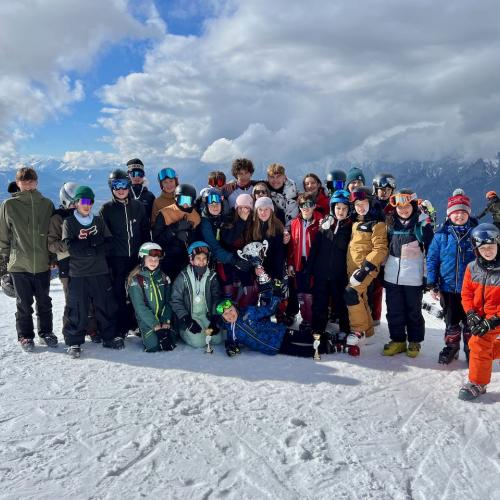 Das Paulinum holt bei den Schwazer Pflichtschulmeisterschaften den Wanderpokal.