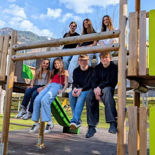 Die Gruppe der Teilnehmer:innen im Kindergarten