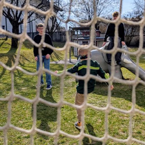 Fußballspielen mit den Kindergartenkindern