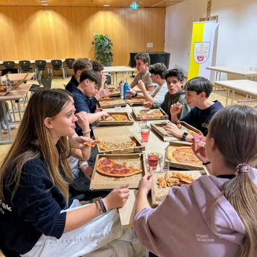 Gemeinsames Pizzaessen
