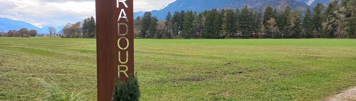 Die Stele an der alten Landstraße zwischen Buch und Schwaz erinnert an das ehemalige Lager "Oradour".